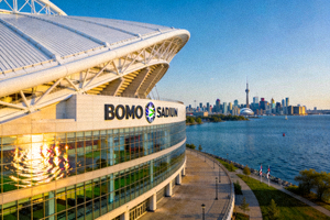 加拿大多伦多卢蒙尼球场（BMO球场）外观，临湖而建，2026世界杯加拿大主场馆之一