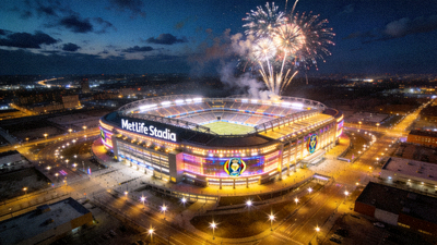 2026世界杯开幕式球场 MetLife Stadium 夜景，灯光璀璨准备迎接盛会