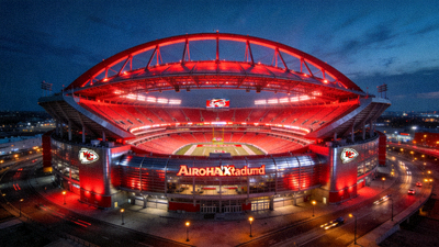 堪萨斯城 Arrowhead Stadium 球场夜景，红色灯光与独特设计