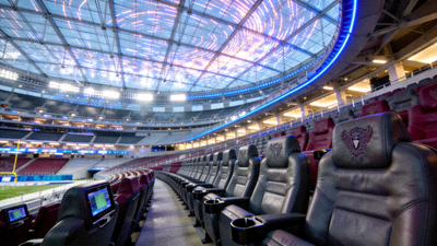 洛杉矶 SoFi Stadium 球场内部，高科技穹顶与豪华座椅