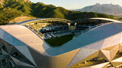 蒙特雷 Estadio BBVA 球场现代设计，山景背景与独特结构