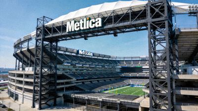 纽约/新泽西 MetLife Stadium 球场外观，现代钢结构与巨大容量