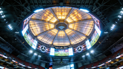 亚特兰大 Mercedes-Benz Stadium 球场内部，高科技穹顶与环形屏幕