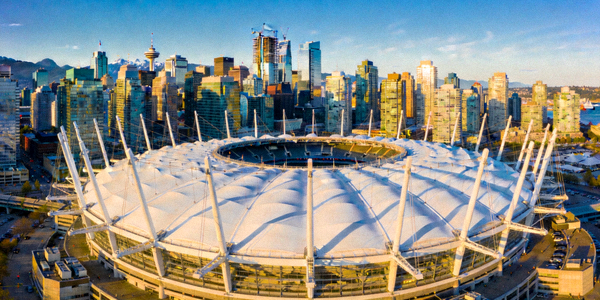加拿大温哥华BC广场体育场，白色穹顶与城市天际线